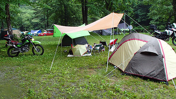 スーパーシェルパのあるキャンプ風景